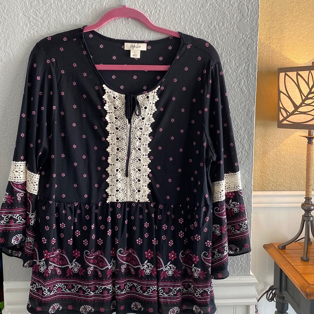 Ladies cute black blouse with lace yoke & small little pink flowers, size L.